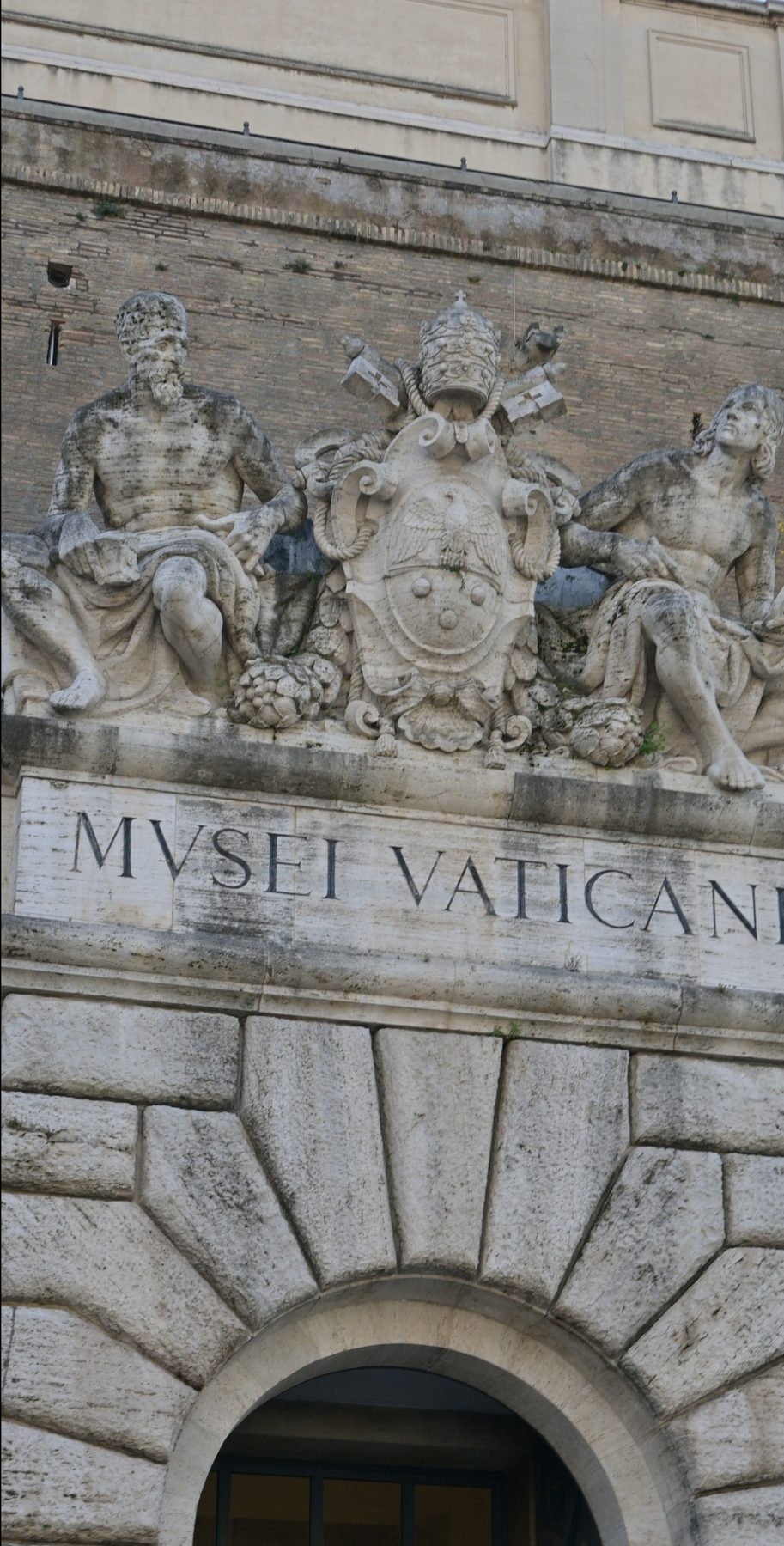 Building Entrance - Viale Giulio Cesare 118